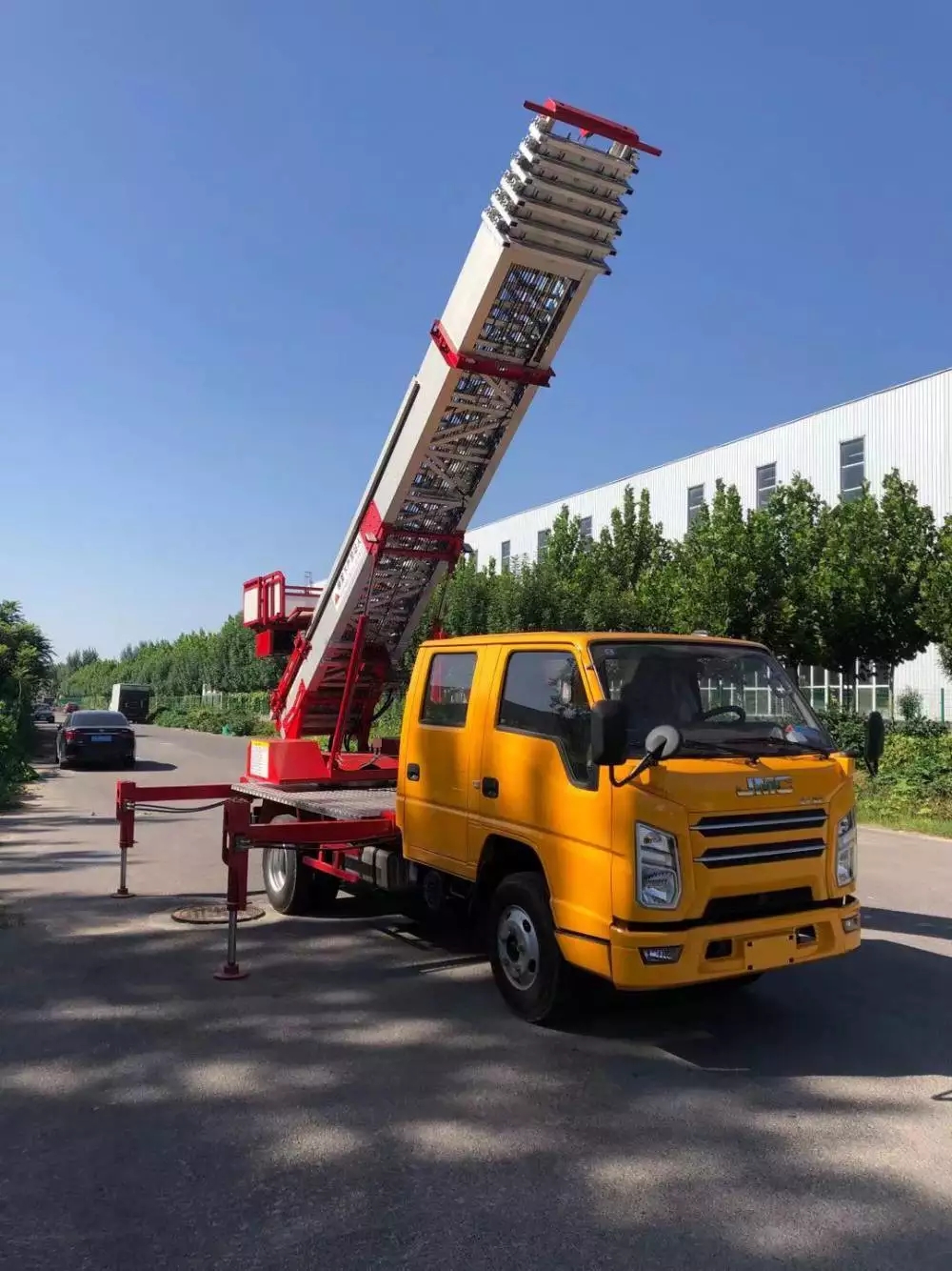 川汇附近的云梯车出租服务：轻松解决高空作业需求